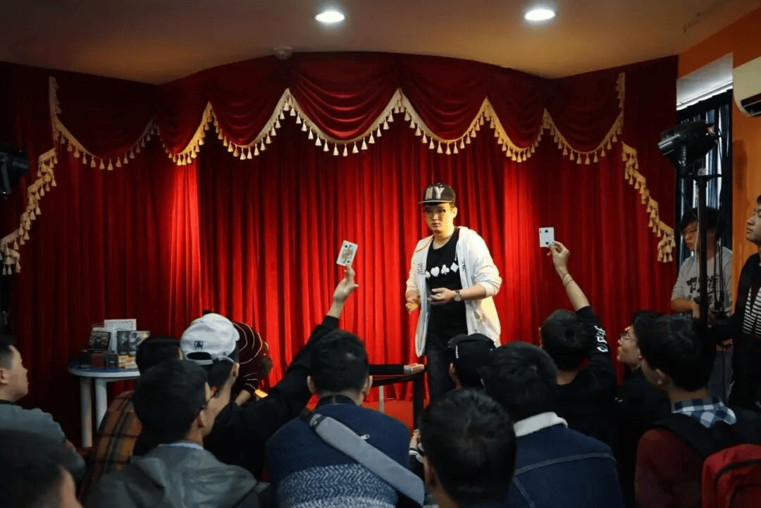 分享与交流「扑克牌翻飞的浪漫与秩序」瓦力娱乐棋牌扑克牌艺术展览 花切魔术(图5)